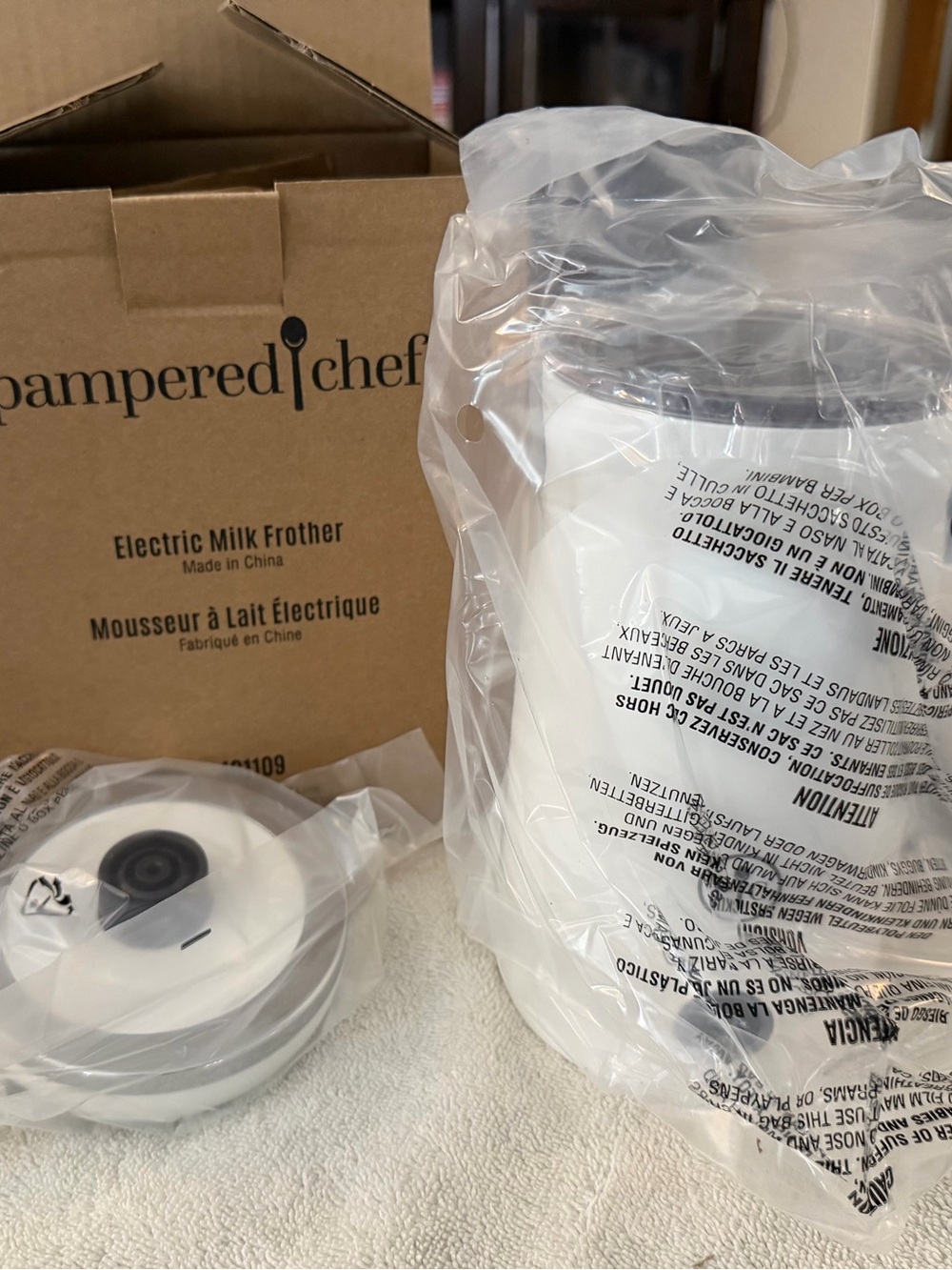 Pampered Chef White Electric Milk Frother with Ergonomic Handle - NIB